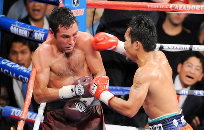 Manny Pacquiao fór illa með Oscar de la Hoya í nótt.