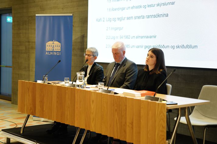 Þrír nefndarmanna sjást hér á kynningunni í dag. Frá vinstri Dóra Hjálmarsdóttir rafmagnsverkfræðingu, Þorsteinn Sæmundsson jarðfræðingur og Sonja Hjördís Berndsen lögmaður hjá embætti ríkislögmanns.