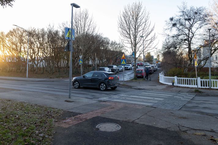 Drengurinn fór hér yfir á hlaupahjóli þegar ekið var á hann. Sólin var afar lágt á lofti þegar atvikið átti sér stað. 
