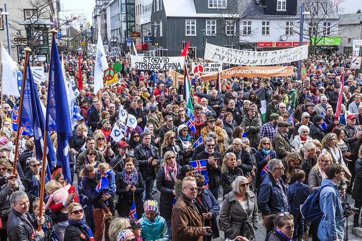 Maísólin okkar - Mikill fjöldi fólks kom saman til að hlusta á ræður á Ingólfstorgi í gær. Fólk brast jafnframt í baráttusöngva við undirspil Lúðrasveitar verkalýðsins.