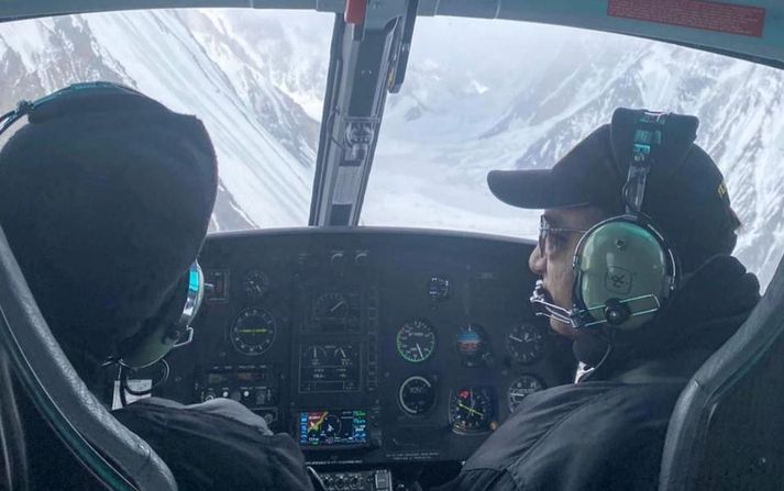 Lagt var af stað í leitina fyrir um fjórum tímum síðan en skyggni á fjallinu er lélegt.