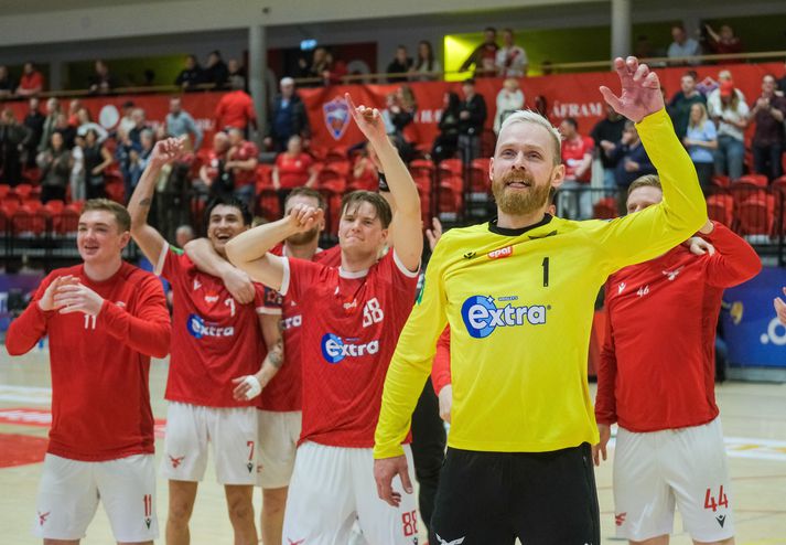 Valsmenn fagna sigrinum í leikslok. Björgvin Páll, markmaður og mikilvægasti maður leiksins, fremstur í flokki.