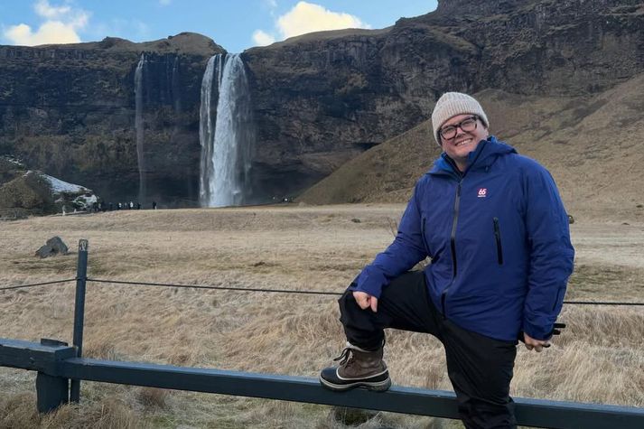 Alan Carr kampakátur við Seljalandsfoss.