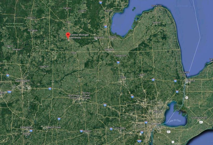 Central Michigan-háskólinn er staðsettur um 200 kílómetra norðvestan af Detroit.