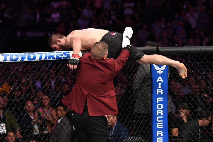 Khabib hoppar hér úr búrinu eftir bardagann.