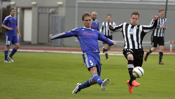 Freyr Bjarnason og Kjartan Henry Finnbogason í baráttu um boltann.