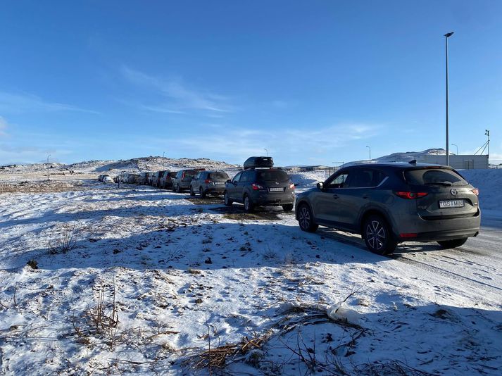 Bílaröð er þegar farin að myndast við Suðurstrandaveg upp úr klukkan níu í morgun. Vegurinn verður opnaður klukkan tíu.