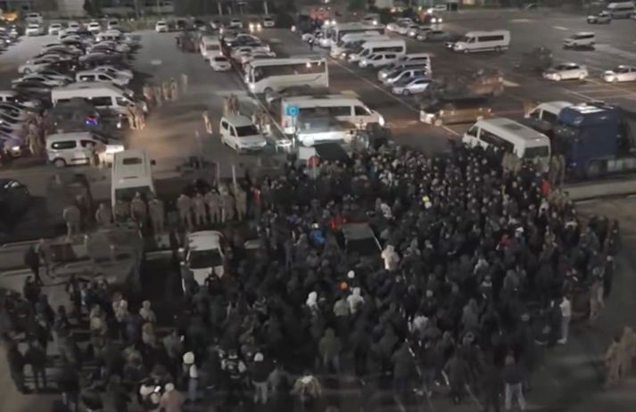 Skjáskot úr myndbandi sem sýna á aðgerðir lögreglunnar í Tyrklandi.