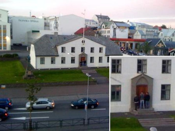 Piltarnir að pissa á Stjórnarráðshúsið aðfaranótt 17. júní síðastliðinn.
