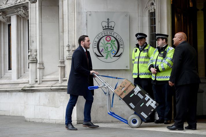 Skjalakassar streymdu inn í byggingu Hæstaréttar Bretlands í London í gær, á fjórða og síðasta degi málflutnings fyrir dómstólnum um útgöngu úr Evrópusambandinu.