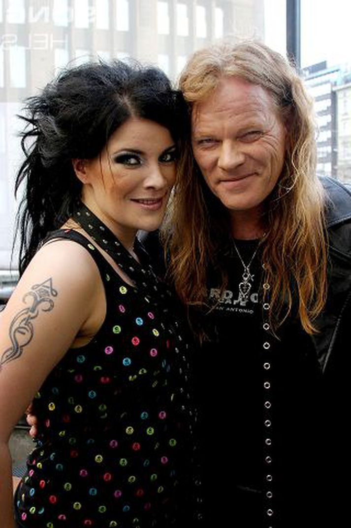 „Ég fíla þessa stelpu, það er rokklykt af henni,“ sagði Eiríkur um Hönnu hina finnsku, eftir að hún smellti á hann kossi. 