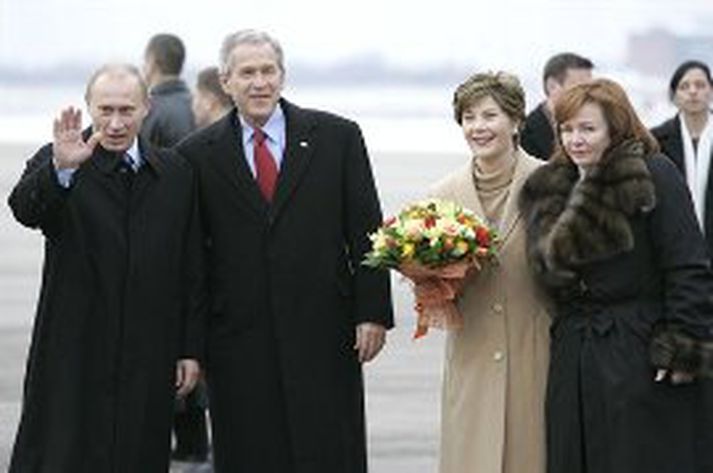 Bush og Pútin fyrir stuttu þegar betur fór á með þeim.