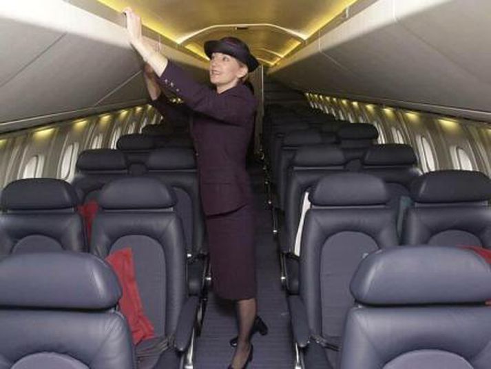 Flugfreyjan fékk vodkaflösku í hausinn. Það var þó ekki þessi