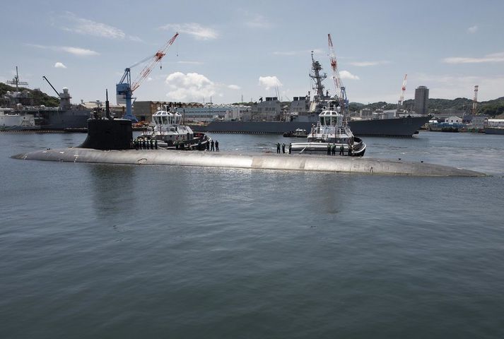 USS Connecticut í höfn í Japan í sumar.