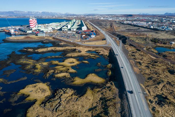 Áreksturinn varð á Ásbraut, sem sjá má glitta í efst á myndinni.