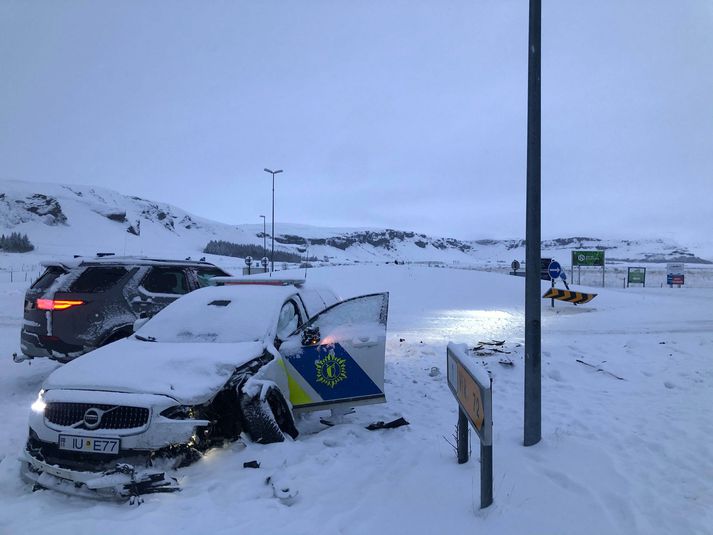 Áreksturinn varð á hringtorginu á Kirkjubæjarklaustri og mun ferðamaðurinn sem ók jeppanum hafa ekið á móti umferð.