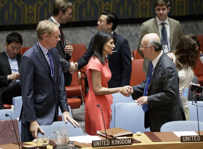 Nikki Haley, sendiherra Bandaríkjanna hjá Sameinuðu þjóðunum, talar við Koro Bessho, fulltrúa Japana, og Matthew Rycroft, fulltrúa Breta, áður en fulltrúar kusu um nýjar viðskiptaþvinganir gegn Norður-Kóreu.