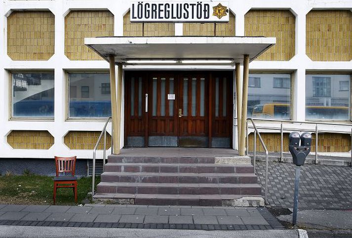 Konan skallaði lögreglumanninn á lögreglustöðinni.