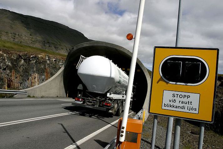 Umferð dróst saman á hringveginum í öllum landshlutum nema Norðurlandi. Það skýrist líklega af mikilli skíðaiðkun á Akureyri.fréttablaðið/pjetur