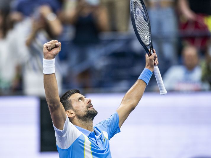Novak Djokovic fagnaði sigri í 8-manna úrslitum franska meistaramótsins. 