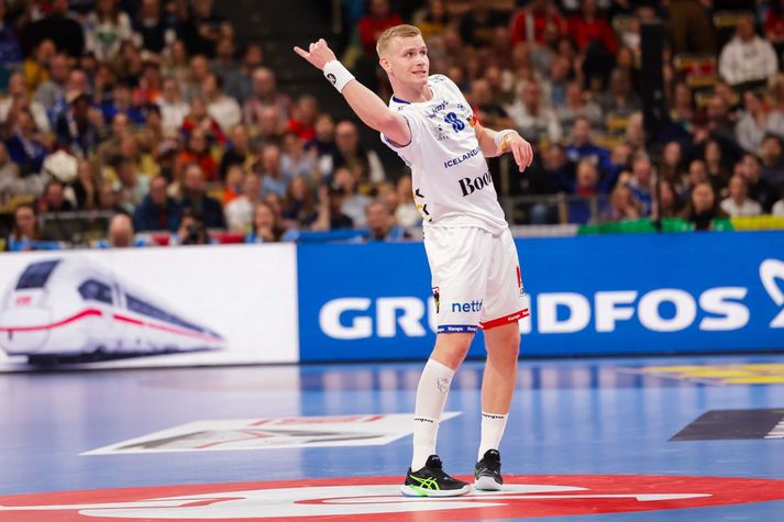 Elliði Snær Viðarsson skoraði tvö mörk frá miðju.