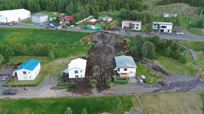 Aurskriða féll á húsin við Laugaveg 15 og 17 á þriðjudag.