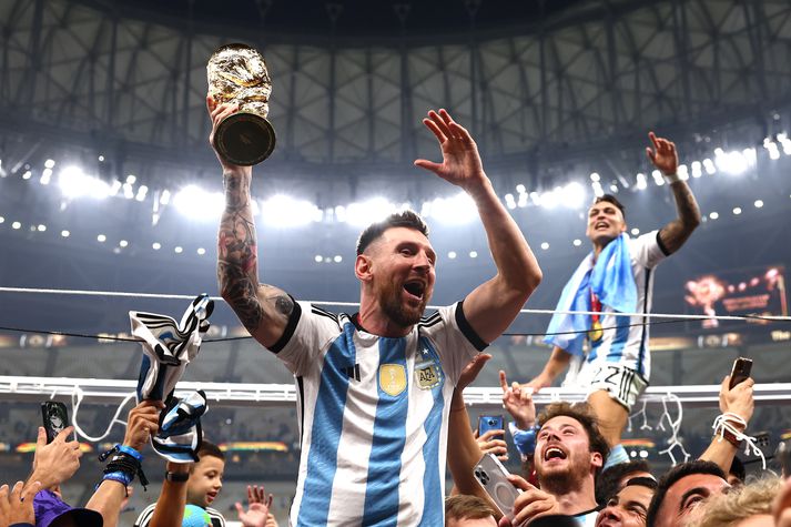 Hér má sjá Lionel Messi fagna heimsmeistaratitli Argentínu í fyrra mánuði með eftirlíkingu af verðlaunastyttunni góðu.