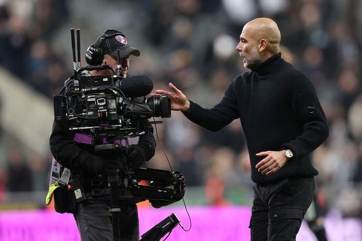Pep Guardiola, ýtir hér myndatökumanni Sky Sports frá sér eftir leikinn á móti Newcastle.