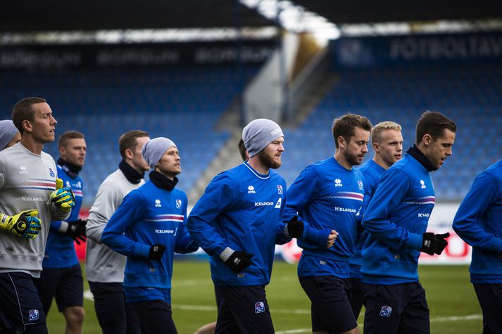 Aron Einar Gunnarsson og félagar í íslenska landsliðinu eru klárir í bátana fyrir leikinn mikilvæga gegn Kósovó. Sigur kemur Íslandi á HM.