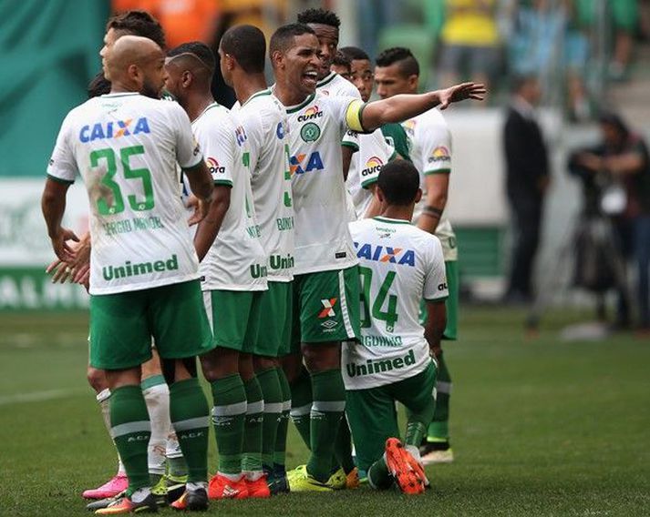 Aðeins tveir dagar eru síðar Chapecoense mætti Palmeiras sem hefur nú rétt fram hjálparhönd eftir flugslysið skelfilega.