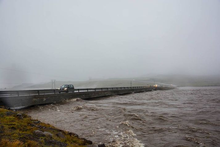 Hamarsá rennur undir þjóðveginn á leið sinni til sjávar. Gautur hefur áhyggjur af brúnni haldi ef ekki fari að draga úr vatnavöxtum.