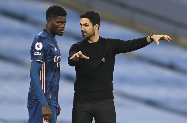 Mikel Arteta ræðir við Thomas Partey.