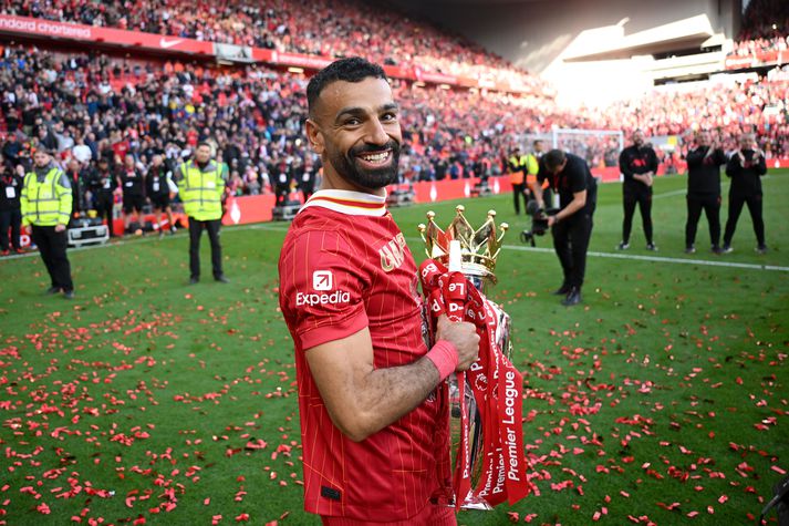 Mohamed Salah með Englandsmeistarabikarinn sem Liverpool vann síðasta vor.
