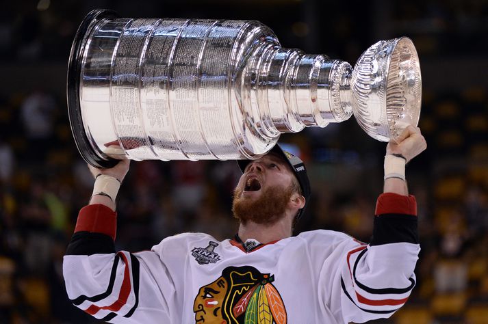 Bikarinn er engin smá smíði en Chicago Blackhawks eru ríkjandi meistarar