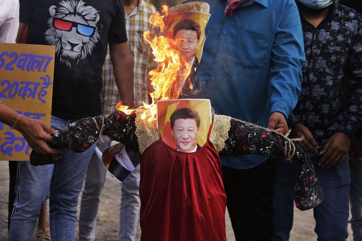 Indverjar hafa brugðist reiðir við mannfallinu í Himalæjafjöllum og brenna hér líki Xi Jinping, forseta Kína.