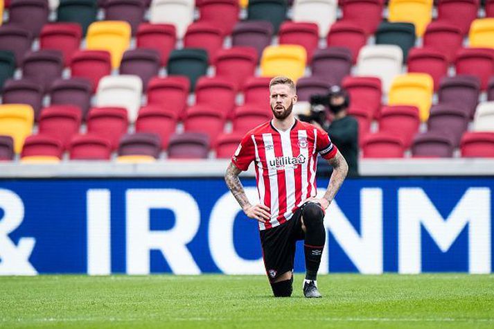 Pontus Jansson er fyrirliði Brentford sem hættir nú að krjúpa fyrir leiki.