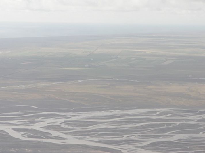 Markarfljót. Unnið er að því að gera skarð í þjóðveginn skammt frá Markarfljótsbrú. Myndin er tekin í ágúst fyrir teimur árum.