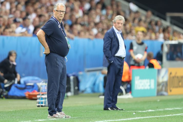 Lars Lagerbäck og Roy Hodgson, þjálfari enska landsliðsins, á hliðarlínunni í Frakklandi. Hodgson hætti með enska liðið eftir tapið gegn Íslandi.