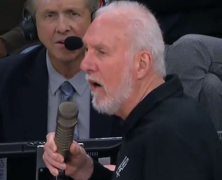 Gregg Popovich greip hljóðnema í miðjum leik og bað stuðningsmenn San Antonio Spurs að hætta að púa á fyrrverandi stjörnu liðsins.