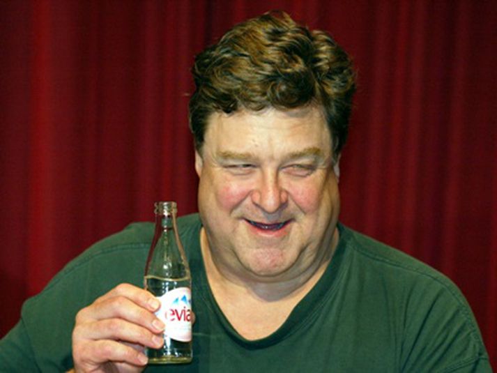 John Goodman skálar í ... vatni.