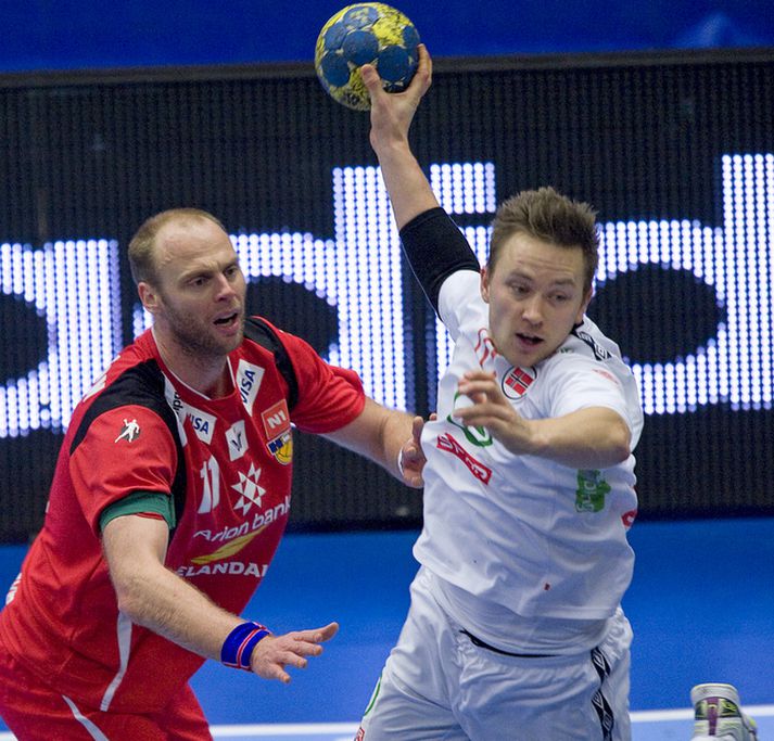 Håvard Tvedten fer framhjá Ólafi Stefánssyni í leiknum í kvöld.