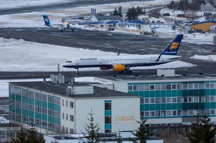 Berjaya hótel við Reykjavíkurflugvöll. Hótelið hét Hótel Loftleiðir til margra ára. Í bakgrunni má sjá flugvél Icelandair.