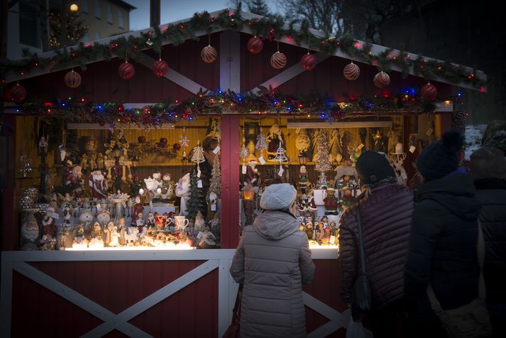 Strandgatan í Hafnarfirði frá Lækjargötu að Linnetstíg breytist í göngugötu á meðan Jólaþorpið er opið.