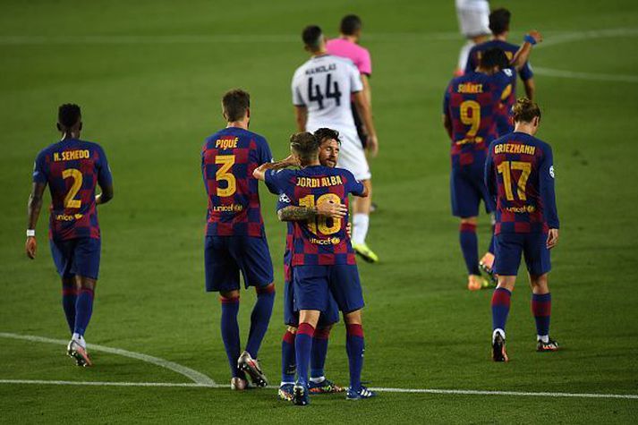 Lionel Messi fagnar í kvöld.