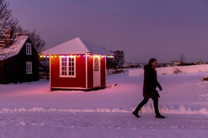 Landsmenn voru hvattir til að búa sér til jólakúlur með tíu manns síðustu jól. Um tíu manns voru að greinast smitaðir á degi hverjum. 