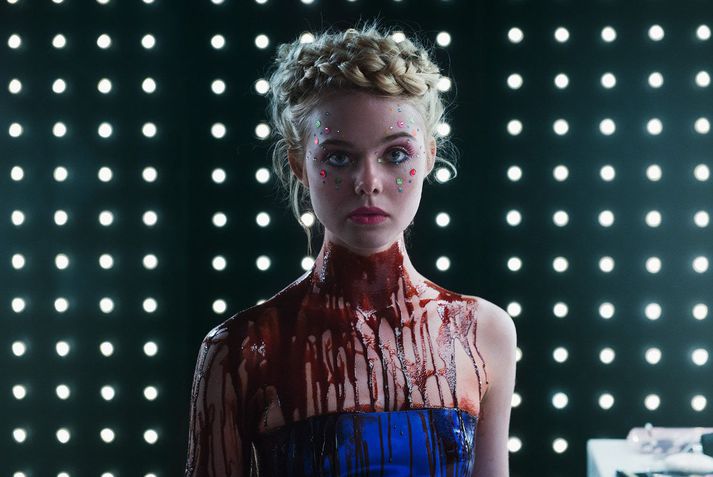 The Neon Demon er vægast sagt umræðuverð kvikmynd og kemur alls ekki á óvart að hún hafi fengið blendnar viðtökur. Eitthvað er samt mjög sérstakt við þetta kvikindi, eitthvað seiðandi og bítandi.