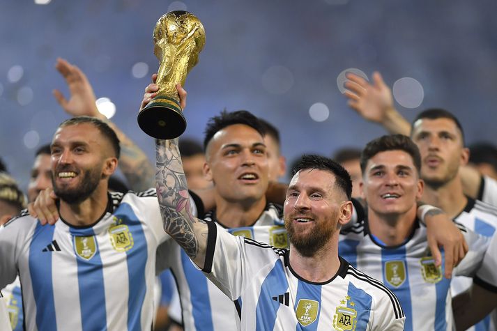Lionel Messi með heimsbikarinn eftir sigur Argentínu á HM í Katar 2022.