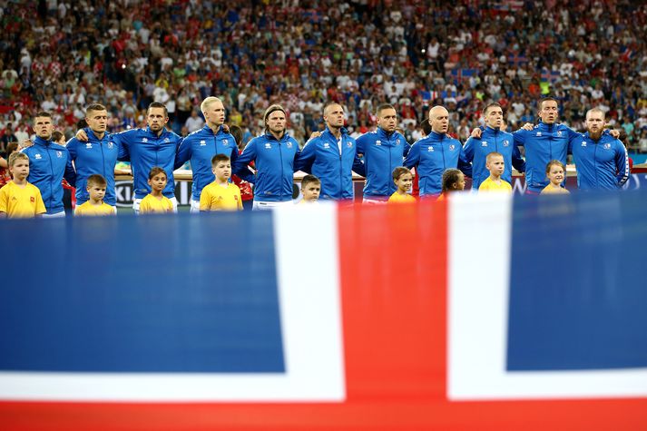 Íslenska karlalandsliðið sést í þjóðsöngvunum fyrir leik á móti Króatíu á HM í Rússlandi 2018. Þar voru bara ellefu byrjunarliðsleikmenn en í sumar verður allur HM-hópur þjóða úti á vellinum í þjóðsöngvunum.