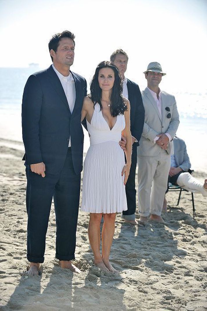 Courteney Cox við tökur á Cougar Town ásamt Brian Van Holt.