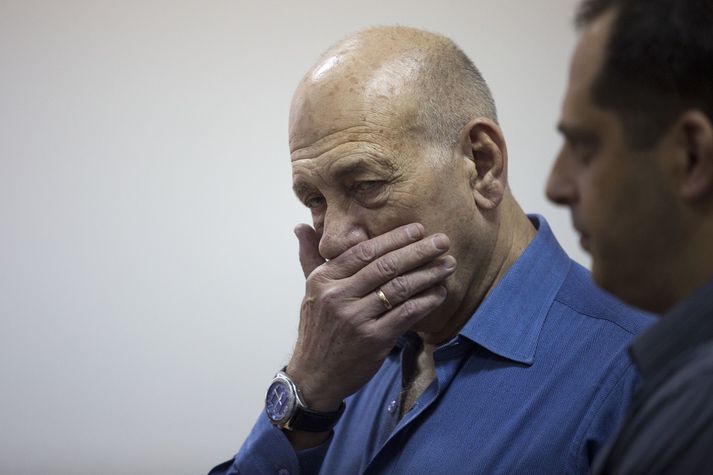 Ehud Olmert hefur verið dæmdur í átta mánaða fangelsi fyrir fjársvik.